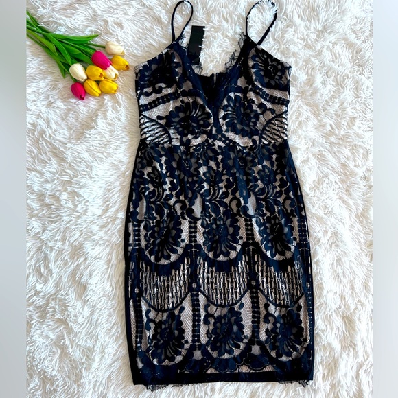 Elegant Black Lace Midi Dress - Picture 2 of 16